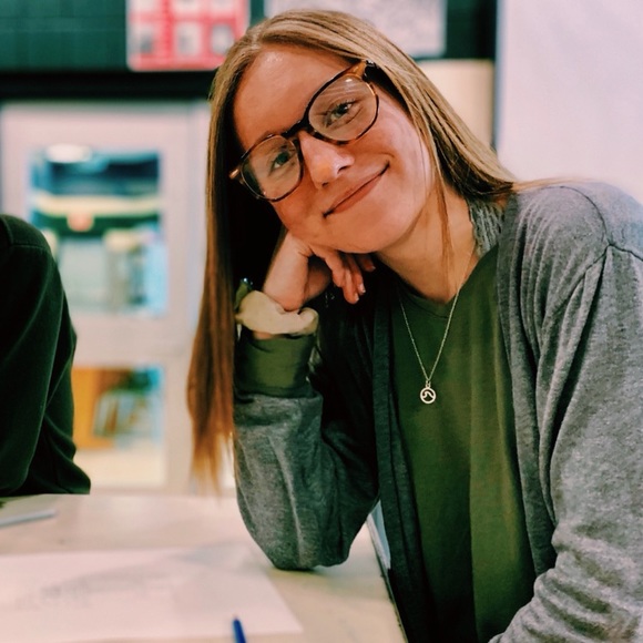 Meet your Posher, Cassandra - Picture 2 of 3